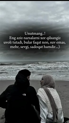 @tt.husniddin on Instagram: "🍃 . . . . .2001년 개봉한 영화 “A Beautiful Mind”는 단순히 천재 수학자의 삶을 다룬 작품이 아니라, 인간이 내면의 혼란 속에서도 어떻게 사랑과 신뢰로 자신을 되찾아가는지를 보여주는 깊은 이야기입니다. 화려한 계산 장면보다 존 내쉬가 마음속 그림자를 이겨내려는 순간들이 훨씬 더 오래 기억에 남죠. 특히 그가 현실과 환상 사이에서 흔들리면서도 끝까지 아내를 향한 마음을 놓지 않는 모습은 묘하게 가슴을 저릿하게 만듭니다. 이 영화에서 감정을 완성시키는 요소는 바로 잔잔한 피아노 선율과 차분한 배경음악입니다. 처음에는 조용히 스며들지만, 어느 순간 관객도 모르게 내쉬의 감정에 같이 잠기게 되죠. 후반부, 아내가 내쉬의 손을 잡아주던 장면에서는 음악과 화면이 자연스럽게 겹쳐지면서 눈시울이 뜨거워지는 경험을 하게 됩니다. 많은 이들이 “이 장면만 떠올려도 이상하게 마음이 찡하다”고 말하는 이유도 그 때문일 겁니다.