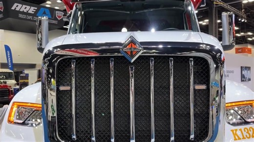 坚固可靠！2023万国HX620 6x4自卸车