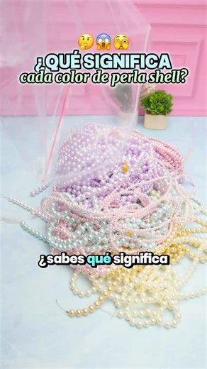 ✨¿Sabías que cada color de la perla Shell tiene un significado especial? 💫 En este video te lo enseñamos todo, para que puedas crear accesorios con intención y propósito 🌈💖 Desde el blanco que simboliza pureza 🤍, hasta el rosa que representa amor y ternura 💗... Cada tono tiene una energía única que puede acompañarte en tu día a día ✨👑 💡Imagina llevar un collar o pulsera que hable de ti, de tus emociones o de lo que quieres atraer a tu vida... ¡Así de poderosas pueden ser tus creaciones! �