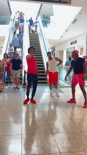 TRENDNG DANCES + LIT CONTENT | Dude In the back 🤣🔥#populardancetrends - Via 🎥 @lilmark_m - #dancechallenge #dance #dancer #rollingloud #choreography #rollingloudmiami... | Instagram