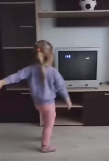 She just learn soo fast 🥺 Smart and Beautiful 🥰 #akosfodor22 #funnyvideos #viral #girls #fromthepast