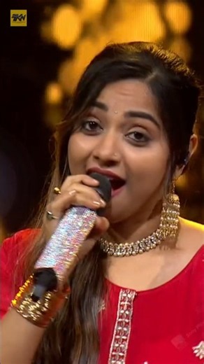 Kajra Mohabbat Wala Live Singing Jyotirmayee Nayak And Sayli Kamble In Indian Idol