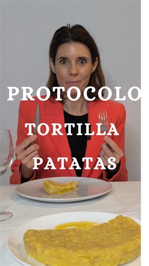 🔴 ¡ERROR DE PROTOCOLO! 🚨🍳 Cortar la tortilla de patatas con cuchillo es como aplaudir al aterrizar un avión… simplemente NO SE HACE. 😱❌ ✅ Regla de oro: Se come con tenedor y con el respeto que merece la reina de la mesa 👑. Y si va a tomarla con pan… hágalo con discreción, que no parezca que está limpiando el plato 😂🥖 Ahora viene la gran pregunta: ¿Con cebolla o sin cebolla? 👀🔥 Déjelo en comentarios, pero con educación, que aquí somos de protocolo y etiqueta. 😉✨ #ProtocoloTortillero #To