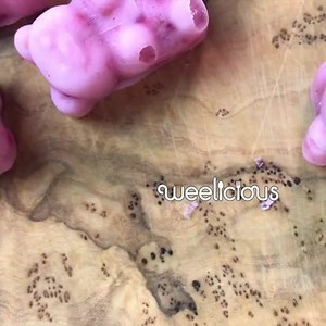 338K views | Yogurt and unicorns and bears, oh my! 濾 Pop an emoji with the one you love! These cool little bites are fun and easy to make and pack fruit and protein in every bite. This video is the first in my healthy summer freezer snack seriesTap the link for the recipe and stay tuned for more fun freezer snack videos! https://weelicious.com/2019/07/30/frozen-yogurt-bites-recipe/ | weelicious | Facebook