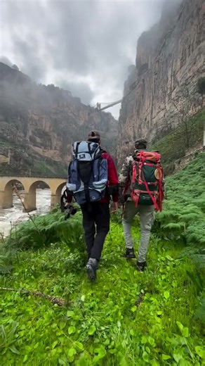 Quand des chaînes internationales parlent de l’Algérie 🇩🇿 elles parlent de sa beauté, de son histoire… et de villes uniques comme Constantine 🌉 Des paysages spectaculaires, un patrimoine fort, une énergie qu’on ne peut pas ignorer ✨ Ce que le monde commence à regarder aujourd’hui, certains l’ont sous les yeux depuis longtemps. La beauté attire l’attention. Les opportunités suivent 🚀 Si tu veux comprendre pourquoi le regard sur l’Algérie change et comment te positionner au bon moment, prépare