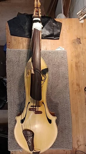 Stringing up the cello for @rosyan_rosannalorenzen Its now almost almost done. Only small adjustments to go 🐛 | JEL instruments