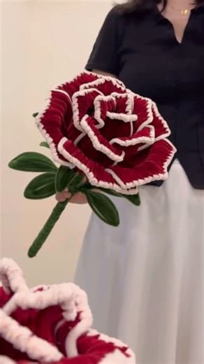 Giftify Flowers - Handmade Floral Gift Box 💐 on Instagram: "Valentine’s Day is coming faster than you think 👀 You should start thinking about her gift now 🌹 Visit our website for more floral gifts 🎁"