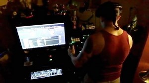 DeBÍ TiRAR MáS MEzClas! 😁 DJ.E en la consola!. Me tengo que desempolvar! jaja! Asi lo hacia hace un par de veranos, Sera que lo puedo volver a hacer? DeBÍ TiRAR MáS MEzClas! 😁 | Salsa Brava Radio