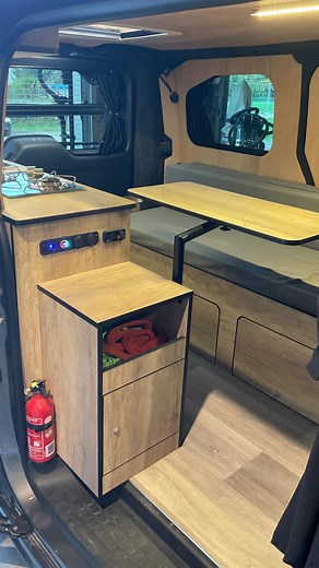 Aménagement Arvinéa Cet aménagement sur un Jumpy M fait partie de nos trois aménagements types, pensés et dessinés en interne. Réaliser sur un véhicule neuf, il s’adapte aussi à d’autres gabarits. N’hésitez pas à nous contacter pour toute information. #vanlife #hautesavoie #vacances #vanamenage #van #surmesure #madeinfrance #roadtrip #amenagementvan #vanaménagé #vansociety74 | Van Society | Facebook