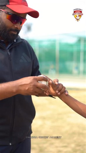 𝘾𝙝𝙖𝙣𝙙𝙧𝙖 𝘾𝙧𝙞𝙘𝙠𝙚𝙩 𝘼𝙘𝙖𝙙𝙚𝙢𝙮 on Instagram: "How to control in leg spin grip 🏏"