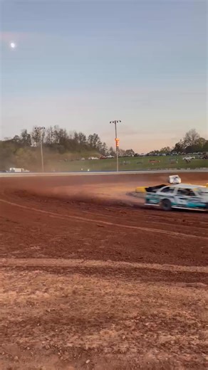 Them boys are RIPPING around the newly configured West Virginia Motor Speedway tonight at the open practice!👀🔥🏁 Shoutout to Zach Yost Racing Photography for the awesome video!✊🤙 #dirtbehindthescenes #wvms #westvirginiamotorspeedway | Dirt Behind The Scenes