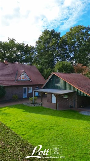 Großzügiges Einfamilienhaus mit Garage Werkstatt in idyllischer Sackgassenlage von Augustfehn II zu verkaufen! 🏡 Sowohl für Familien als auch für die älter werdende Generation geeignet! ✨ Im Erdgeschoss befindet sich ein barrierefreies Badezimmer und das Dachgeschoss ist über einen Treppenlift zu erreichen. Baujahr: 1998 Wohnfläche: 141 m² Es wurde an den bestehenden Altbestand angebaut und verfügt über eine helle, zeitgemäße Ausstattung. Du möchtest mehr erfahren?☺️ 👉🏼 https://www.lott-seit1