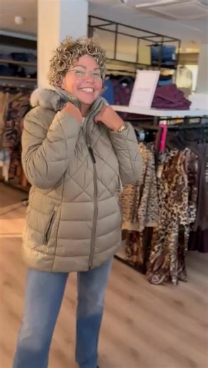 8.7K views · 56 reactions | Filmpje 797 勺 nog een mooie! Ook deze is qua kleur weer net even anders dan anders en heel mooi afgewerkt. Jas €189,99 Barbara Lebek | Maxim's | Facebook