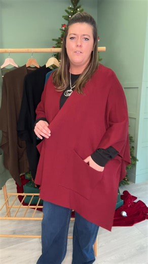 ✨🎄 Ladies… is there anything more elegant than a cape at Christmas?! Because honestly, we don’t think so! 😍 Flattering, comfortable, and effortlessly chic, a cape can take any outfit to the next level — and Claire is proving it tonight with the gorgeous Kaia Open Cape! Available in five stunning winter-ready shades, it’s the perfect layering piece for festive nights out, cosy gatherings, or adding a little glam to your everyday look ✨ Tell us — what would you style this little beauty over? 💫 