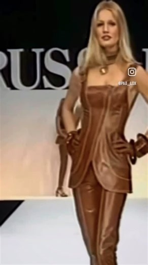 ⚜️Pab Lox⚜️ on Instagram: "Tracy Toon Spencer, Gisele Zelauy, Karen Mulder, Linda Evangelista & Tyra Banks X TRUSSARDI - Spring/ Summer 1993, Milan Fashion Week. . #90sfashion #supermodels #catwalk #tracytoonspencer #giselezelauy #karenmulder #lindaevangelista #tyrabanks #trussardi #fashionshow #runwayicons #vintagerunway #90ssupermodels #runway"