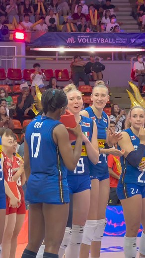 2.9M views · 10K reactions | Oh ma che strano lo smartphone di Sylla e Fahr  | PALLAVOLISTI BRUTTI | Facebook