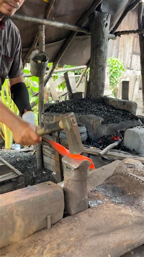The process of making a crowbar under the ground #fblifestyle #blacksmith #blacksmithing #metlart | Seni Kerajinan