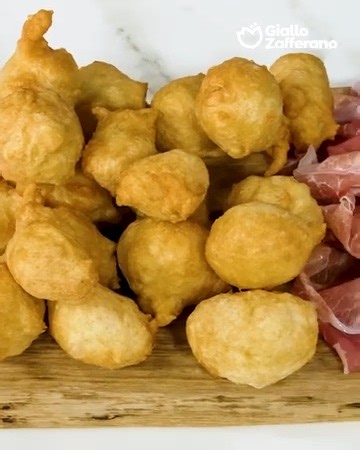COCCOLI 😋🥓 Fate spazio sul tagliere...Se mai ci arriveranno!👉https://ricette.giallozafferano.it/Coccoli.html | Giallozafferano