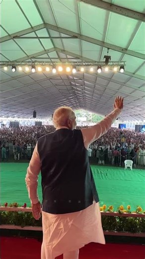 Prime Minister Narendra Modi receives a grand welcome in Thiruvalla, Keralam