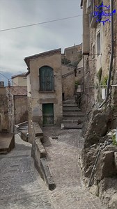 Pesche è un piccolo presepe, in provincia di Isernia, arroccato su una montagna con un dislivello che caratterizza la posizione delle sue case. Proprio per questo viene appellato come "libreria d’Italia": la sua forma "a libro" con le abitazioni costruite quasi una sull’altra lo rendono suggestivo e caratteristico. #viaggiaconwallace #borghidaraccontare #prontiaviaggiare | Viaggia con Wallace
