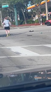 🚨 FUGA TRAS FUERTE ACCIDENTE EN DELRAY BEACH 🚨 Un conductor huyó de la escena después de un grave accidente ocurrido esta tarde en la intersección de Congress Ave y Atlantic Ave. Testigos indican que el vehículo involucrado sería una camioneta pick-up blanca. Se reportan posibles heridos como resultado del impacto. 📍 Autoridades ya trabajan en la zona y piden a cualquier persona con información que se comunique con la policía local. 📷 GRACIAS JOSE ROSALES #DelrayBeach #Accidente #Fuga #Flori