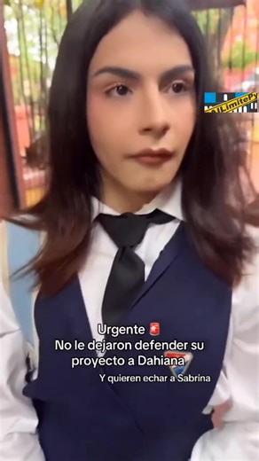 Un muchacho estudiante se fue vestido de mujer y se armó el escándalo en un Colegio de Fernando de la Mora. Segun dicen que el muchacho se considera niña. Los profesores del Colegio le negaron defender su proyecto final de curso por irse “vestida como mujer”. El joven, es una conocida en Tiktok. Se declara trans, ahora denunció a los directivos de la institución Educativa. Que piensan ustedes? 🎥: Juan Fernández. | NTR Noticias