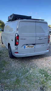 🌟 VAN TOUR : c’est l’heure de la visite de ce magnifique aménagement sur un Ford Transit Custom L2H1 🚐, un aménagement en grande partie amovible ! 🌟 En détails : - fenêtre latérale coulissante @heode.fr - isolation complète liège @soliege.44 chanvre et finitions feutrine @heode.fr - lit peigne 200x130cm @labicoqueatelier - autonomie électrique@victron_energy - chauffage @autotermfrance - chauffe eau @pundmannfrance - frigo 90L Carbest - cuisine en sortie latérale avec bidon hydration go @dome