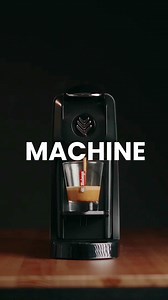Avec la machine EOH, chaque café raconte une histoire d'engagement. ☕️ Fabriquée en France avec soin, EOH c'est également une machine écoresponsable : garantie 5 ans et utilisation de dosettes en papier naturel. 🍃 | Malongo