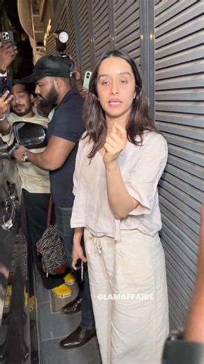 “Shraddha: ‘Aap log ko thoda peeche jana padega... yeh khul nahi raha!’ 😄✨” #ShraddhaKapoor