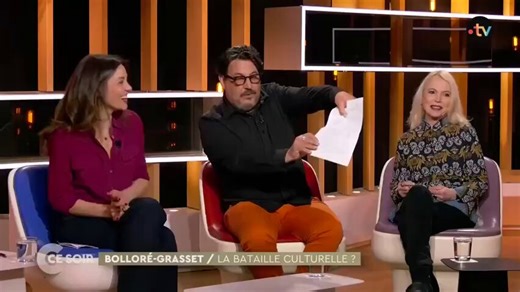 Il "déchire son contrat symboliquement" mais n'aura pas le courage de démissionner.Il continuera à exiger son salaire de demandera une lourde indemnité si Grasset le prend au mot en considérant qu'il a rompu le contrat de travail.Ce jeu de rôle face caméra est si ridicule...