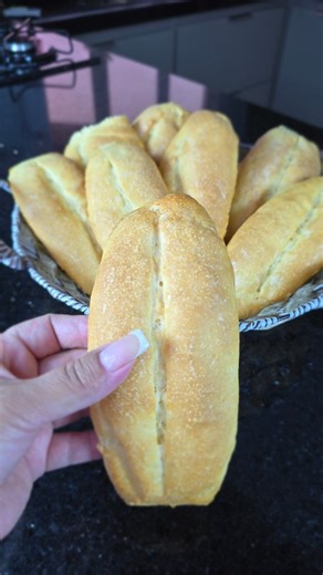 Ka Sandra on Instagram: "🥖🔥 PÃO FRANCÊS CASEIRO COM CASQUINHA DE PADARIA (SEM SEGREDO!) Crocante por fora, macio por dentro e feito com ingredientes simples! 😍 Quem ama pão quentinho aí? 👇 ✨ Ingredientes (anota essa receita!): 💙 2 colheres (sopa) rasas de fubá fino – pra casquinha perfeita 💙 1 colher (chá) rasa de sal – equilíbrio de sabor 💙 1 colher (sopa) rasa de margarina – maciez na medida 💙 1 colher (chá) rasa de fermento biológico para pão – crescimento ideal 💙 300 ml de água bem 