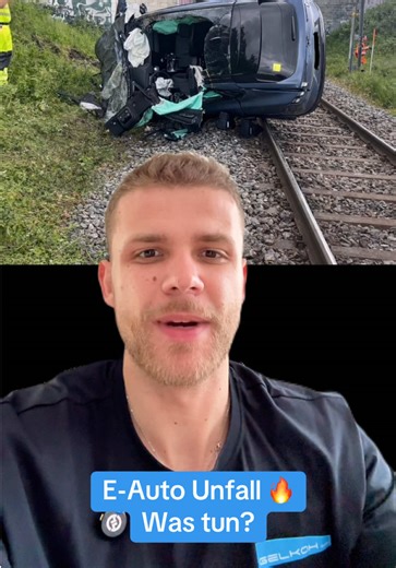 Die meisten wissen nicht: Ein Unfall mit einem E-Auto wird komplett anders behandelt ⚡🚗 Bei einem schweren Crash schaltet sich das Fahrzeug automatisch stromlos – Hochvoltsysteme werden getrennt, zum Schutz von Insassen und Rettungskräften. Aber: Ein beschädigter Akku kann Stunden oder sogar Tage später reagieren… 🔋⚠️ Deshalb wird ein E-Auto nach einem Unfall nicht einfach wie jedes andere abgeschleppt. Rettungskräfte sichern das Fahrzeug, markieren es als Hochvolt-Fahrzeug und halten beim Ber