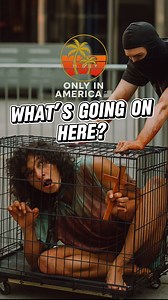 🇺🇸 NYC protest takes a bizarre turn — man locks himself in a cage outside Federal Plaza to oppose ICE detentions. What’s your take on this? 🤔👇 #NYC #ICE #Protest #ViralNews #OnlyInAmerica #Politics #Immigration #FreedomNews | Only in America