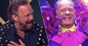 Verrassende wending in ‘The Masked Singer’ Nederland: jurylid heeft niet door dat bloedeigen broer in pak zit