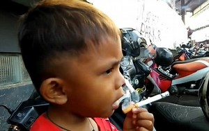 WATCH: Two-year-old toddler smokes 40 cigarettes a day | The Express Tribune