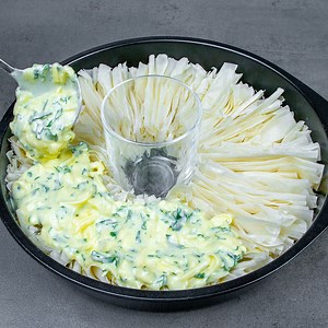 234K views · 1.5K reactions | Masa filo, queso y yogur - ¡Este pastel nos ha vuelto locos a todos! - ¡Delicioso! Ingredientes: masa filo - 600 g mantequilla - 20 g para la salsa: yogur - 200 g huevos - 2 unidades queso - 150 g perejil - 30 g aceite - 30 ml sal - 5 g Molde con el diámetro 27 cm AL HORNO 180 °C/35 minutos | Cookrate - Español | Facebook