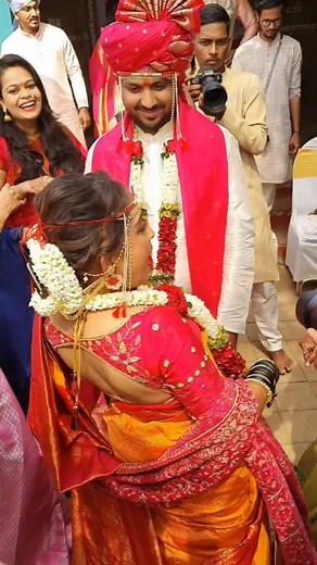 ∆ Marathi刺Wedding ∆ on Instagram: "Bride's "Oo antava" song fire dance ❤️❤️ . . Couple @prachi_moreeeee @ronnie_mera_naam . . Video- @chemistrystudios . . #explorer #instagramreels #ooantavaooooantavasong #alluarjun #samantha #pushpa #srivalli #yeshindemangemore #marathimulgi #marathi_wedding_stuff"