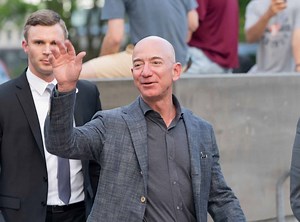 Bezos no espaço? Brincadeira na internet pede que bilionário não volte para o planeta Terra