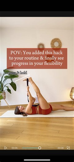 👉🏼 This stretch is a PNF stretch (Proprioceptive Neuromuscular Facilitation) might sound complicated but it’s simply about activating a muscle before releasing it, so your body feels safe to let go deeper. Why it works: 💡 Activating the hamstrings tells your nervous system it’s safe to release tension → deeper stretch without forcing. Here’s how: 1️⃣ Lie on your back with one leg in a strap. Keep your other leg extended on the floor (or bent if that feels better for your hip flexors). 2️⃣ Inh