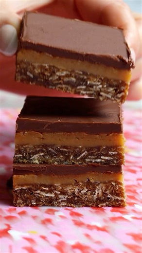 ANZAC Caramel Slice 💖 This recipe from this month’s @deliciousaus is proof that sometimes, messing with a classic is worth it. You get all the chewy, golden goodness of an ANZAC biscuit, topped with caramel and a smooth chocolate layer. The result? A slice so addictive you might as well cut to the chase and double the batch. Base • 125g salted butter, chopped • 50ml golden syrup • 220g caster sugar • 150g plain flour • 90g rolled oats • 60g desiccated coconut • ½ tsp bicarb soda • 30ml boiling 