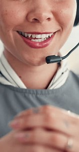 微笑、电信和人力资源支持下的呼叫中心女性、口腔和客户服务。面孔、女性员工和办公室的人力资源顾问，为求助服务台、客户建议和反馈提供技术支持。 库存影片视频（100% 免版税）3926225363 | Shutterstock