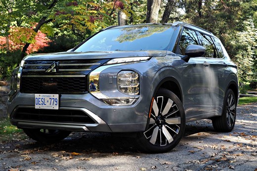 To Plug or Not to Plug? 2025 Mitsubishi Outlander vs Outlander PHEV | Reviews