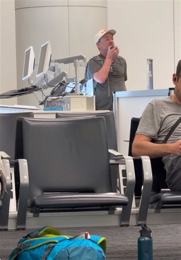 @delta help this man. #LAX #DELTA #AIRPORT #30B | Spirit Airline