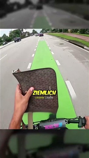 Eine Frau ließ ihre Tasche vor einem Biker fallen 👜