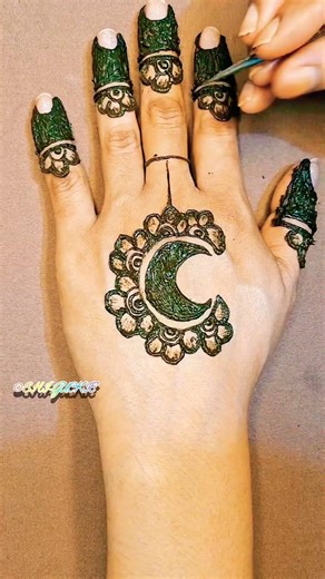 Stylish Crescent Moon Mehndi Design | Trendy Back Hand Mehndi 2026