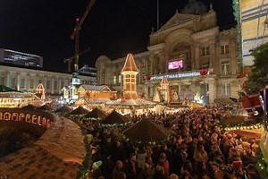 It's the last weekend for the Birmingham Frankfurt Christmas Market 2019, doesn't it go fast!!! Join us for great food, warming drinks, traditional gifts and live music 10am-9pm until 23 December.socsi.in/ffz5Z The big wheel, ice rink and flyer in Centenary Square will run until 12 January 2020, between 10am and 10pm, except on Christmas Day. For more information and to book tickets visit www.iceskatebirmingham.co.uk | Birmingham’s Frankfurt Christmas Market