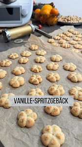 📌 Spritzgebäck - Rezept zum Abspeichern 📌 Was für uns nicht fehlen darf in der Weihnachtszeit ist Spritzgebäck! 😍 Hier teile ich einmal das für mich perfekte Rezept dazu… ✨ Vanille-Spritzgebäck ✨ (für ca. 100 Stück) Rezept @mixverliebt Zutaten: 160 g Margarine oder Butter (weich) 130 g Zucker 20 g Vanillezucker (selbstgemacht), oder 2 Pk. 2 Eier 400 g Dinkelmehl, Type 630 1 gestr. TL Backpulver 1 Prise Salz Zubereitung: Backofen auf 180°C Umluft vorheizen. Margarine, Zucker, Vanillezucker und