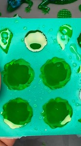 Demolding some green opal glowies resin art pendants. Roses, flowers, leaf buttons 🍃🌹💚 | Monique Lula