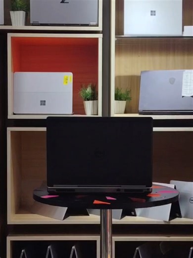 16GB VGA؟ أيوه… وده الطبيعي عند CORE X 👊🔥 DELL Precision 7720 – Workstation تقيل • Core i7 – 6th Gen HQ • NVIDIA Quadro P5000 16GB • 16GB RAM (قابل للزيادة لحد 128GB) • 512GB SSD • مكانين هارد – توصل لحد 2TB • شاشة 17 Inch كبيرة ومريحة جهاز يشيل: مونتاج 🎬 جرافيك 🎨 برمجة 💻 جيمز 🎮 وشغل مكتبي تقيل من غير أي ضغط 💰 20,000 EGP 📆 متوفر الجمعة 6/2 فقط 📍 CORE X 25 خليفة المامون – روكسي مصر الجديدة 💬 التحفة دي مش بتقعد اللي فاهم هيلحق 👇