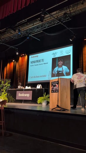 Foodcamp 2025!! Depuis 12 ans, je suis assise dans la salle du Foodcamp en admiration devant les chefs qui nous présentent des techniques de tous les niveaux culinaires. Cette année, c'était à mon tour de vous partager mes petites astuces pour rehausser vos plats!! Je suis encore sur mon nuage de la grande dose d'amour reçue après ma conférence!❤️ On se donne rendez-vous l'an prochain pour l'événement Foodie de l'année! | Sandra Foodie Créative